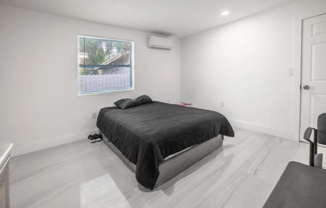 1642 SW 7 ST