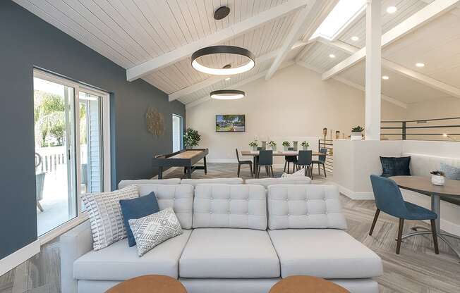 Resident Lounge with seating l Vue at the Lake in Sacramento