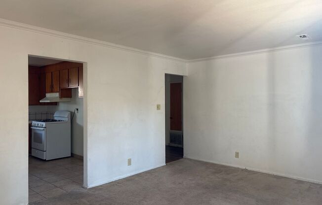 SINGLE-STORY RENTAL OPPORTUNITY! AMPLE SQUARE FOOTAGE. 2 BEDROOM/1 BATHROOM! LARGE COUNTRY KITCHEN!