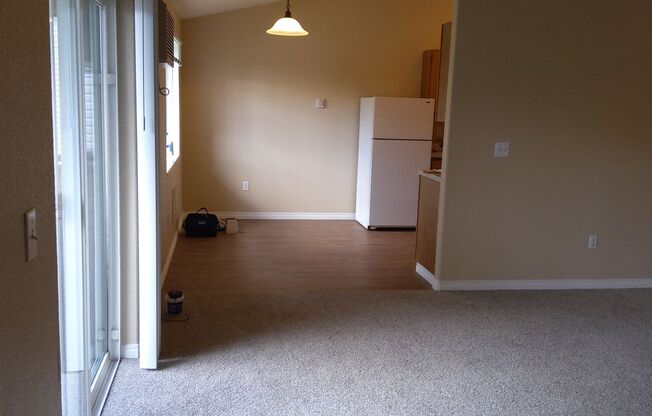 2 beds, 1 bath, 750 sqft, $1,375, Unit Bluff-6