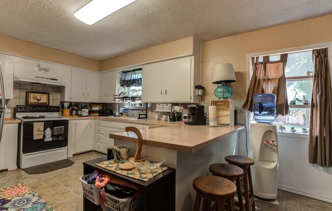 3 beds, 1 bath, $1,100