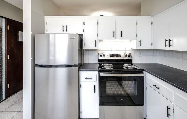 2 beds, 1 bath, $945, Unit 16