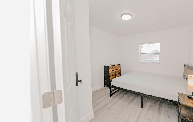 905 W 12 ST