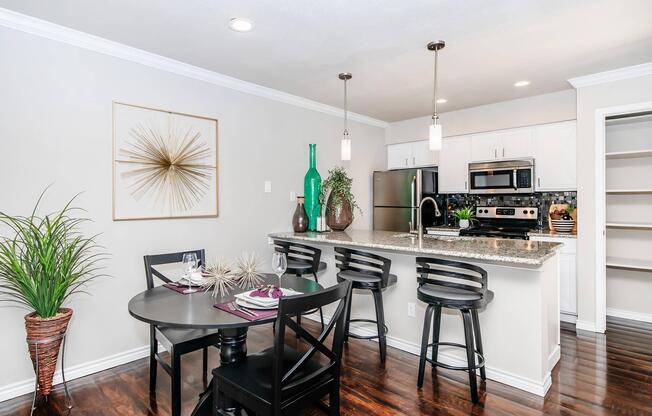 1 bed, 1 bath, 890 sqft, $1,540