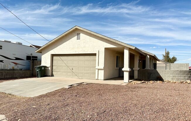 Come check out this 3 bedroom, 2 bathroom home Near the Hualapai Mountains!