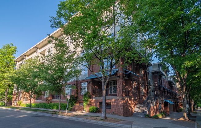 Wonderful 2bd/2bth uptown condo! lots of space in a beautiful building