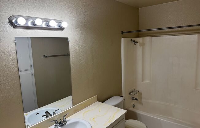 2 beds, 1 bath, $900, Unit # 112