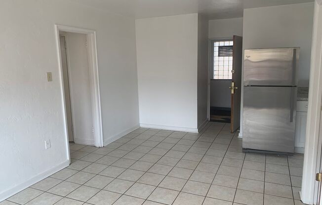 3 beds, 1 bath, 800 sqft, $2,275, Unit 406D