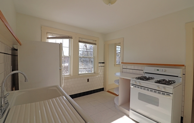 2 beds, 1 bath, $2,700, Unit 52