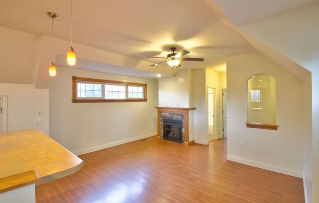 1 bed, 1 bath, 890 sqft, $1,555