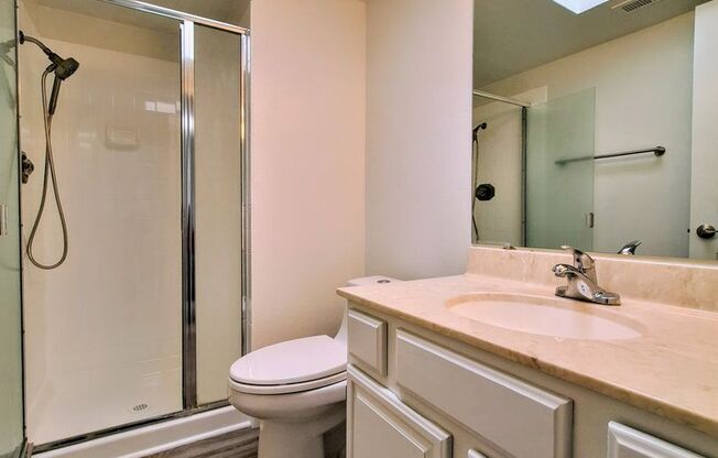 Remodeled 3bd 3-Story Townhouse With Attached Garage