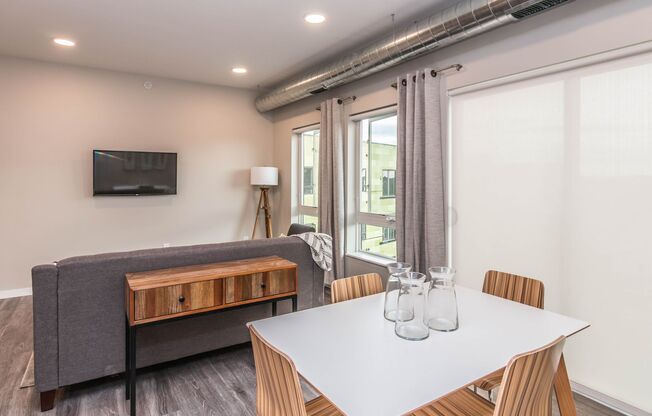 2 beds, 2 baths, 1,098 sqft, $1,630, Unit 422