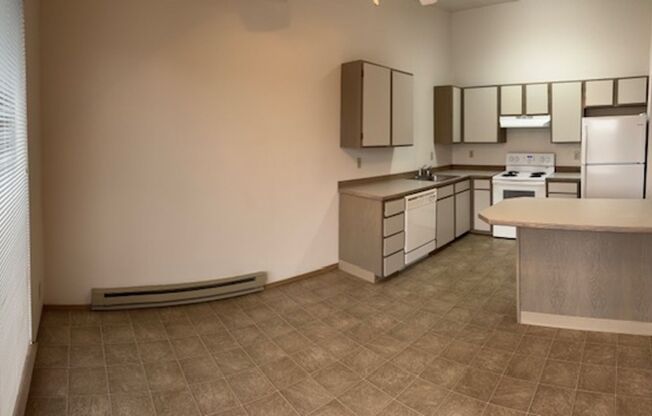 2 beds, 1 bath, 826 sqft, $1,295, Unit 14