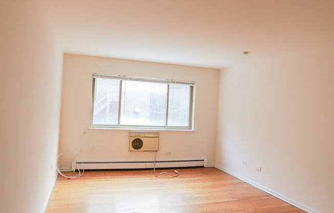 1055 W CATALPA