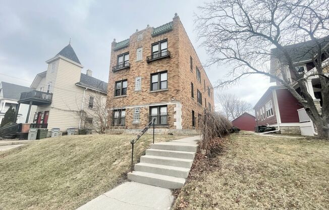 2 beds, 1 bath, $1,160, Unit 04