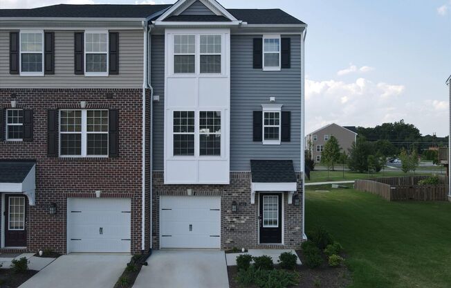 Gorgeous 3 Bed 3.5 Bath Luxury Townhome in Lakeside available in September!