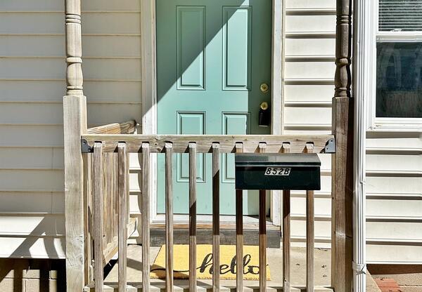 852 W 48 ST