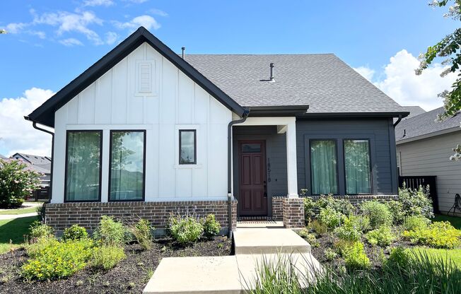 Stunning 3/2.5/2 Craftsmen Cottage in luxurious Bridgeland Master Planned Community!