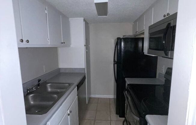 1 bed, 1 bath, $1,200, Unit B1