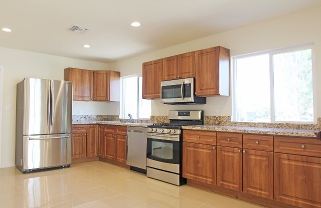 Upgraded 4+2.5 in Reseda w/all appliances included!