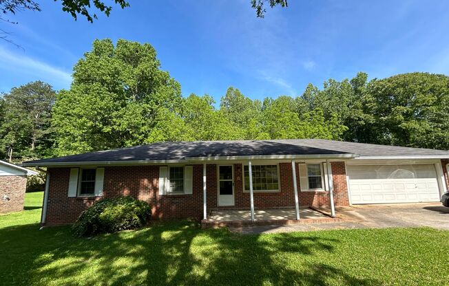 33 Lynnhaven Dr -  Ranch Style 3 BD, 2 BA Home In Western Newnan Convenient to Hwys 34 and 27.