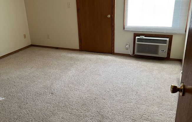 2 beds, 1 bath, $850, Unit 08