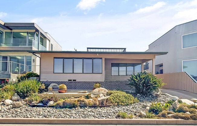 Beautiful 2B 2BA Home Steps From the Ocean!