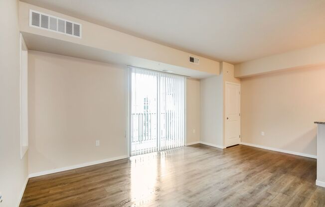 1 bed, 1 bath, 877 sqft, $1,940, Unit 114