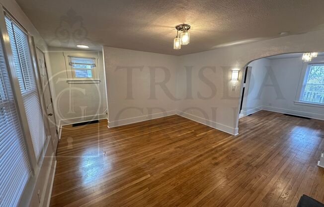 Avail Nov 10th: Beechview Single Family Home w/ Fenced Yard, Classic Hardwood Floors, Central AC, Washer/Dryer