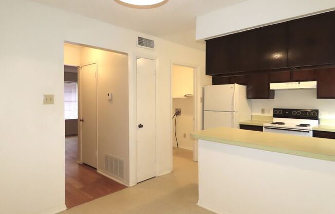 2 beds, 1.5 baths, $1,100, Unit APARTMENT # 3