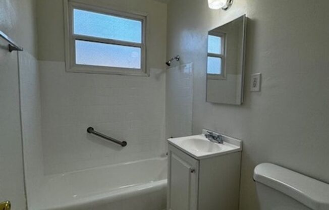 2 beds, 1 bath, 700 sqft, $2,509, Unit B