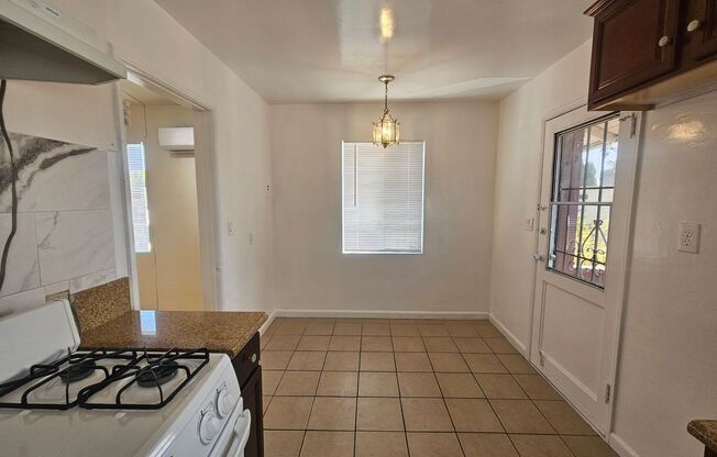 2 beds, 1 bath, 850 sqft, $2,395, Unit 1006 E. Elk Ave.