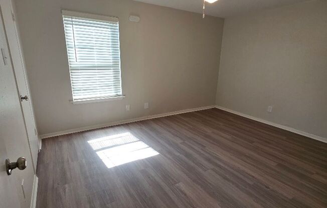 1 bed, 1 bath, 700 sqft, $1,305, Unit LAW11-119