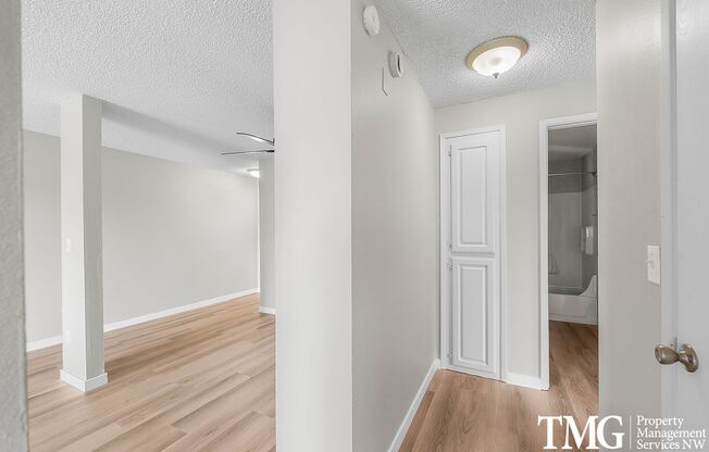 3 beds, 1 bath, 943 sqft, $1,550, Unit 37