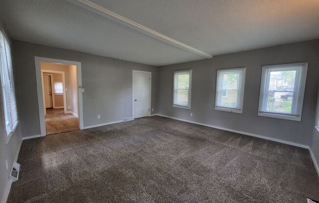 1 Bedroom home with garage!