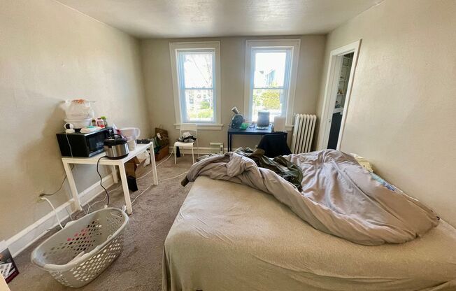 Studio, 1 bath, $725, Unit 11