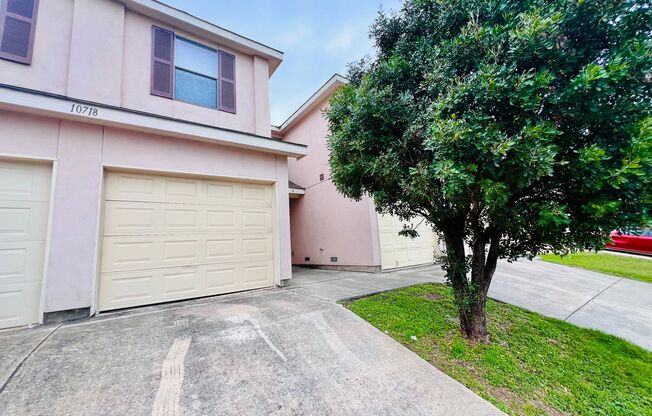 Fantastic 2-Story Townhome with 1-Car Garage! Randolph AFB