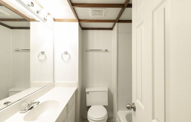 2 beds, 1 bath, 784 sqft, $1,100, Unit 1806 1E