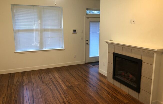 1 bed, 1.5 baths, 634 sqft, $1,650, Unit 4