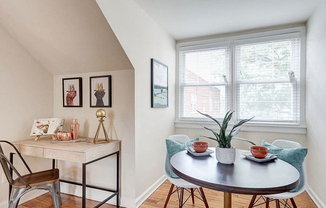 Dining Room at Kensington Place Apartments