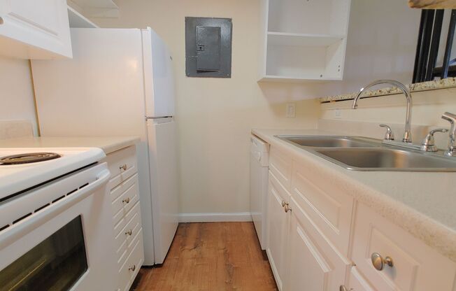 2 beds, 1 bath, 790 sqft, $915, Unit H203