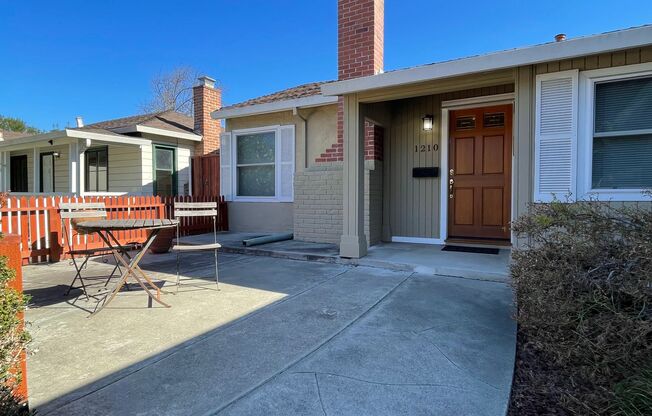 3BD/2BA Single-Family Home with Attached Garage, Hardwood Floors, Washer/Dryer Included - Pets Welcome!