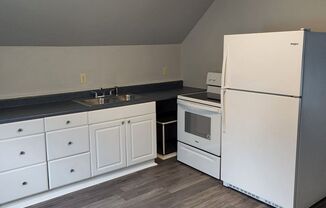 2 beds, 1 bath, $1,095, Unit 1609 Cecil Ave - Upper Unit