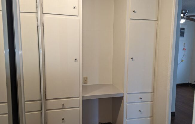 Studio, 1 bath, 350 sqft, $1,000, Unit 10