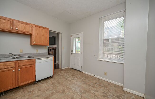 6 beds, 3 baths, $4,295, Unit 2422C