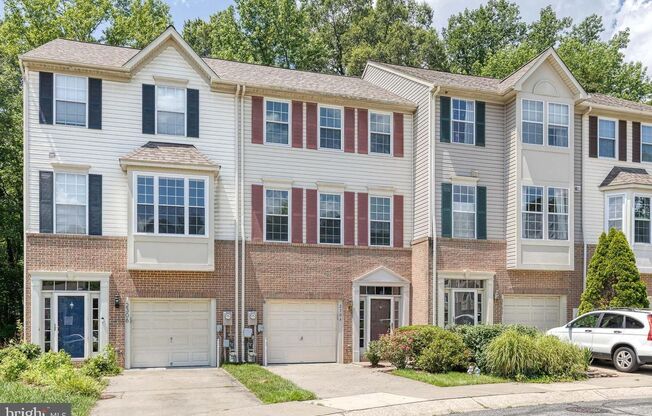 3bd 2.5bth home nestled in the sought-after Piney Orchard community