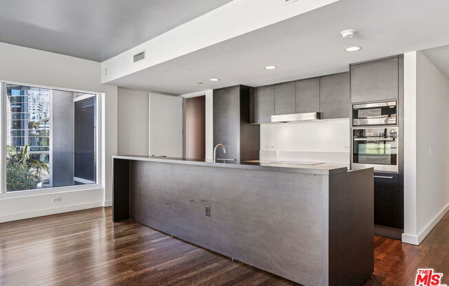 2 beds, 2.5 baths, 2,000 sqft, $7,995, Unit 5A