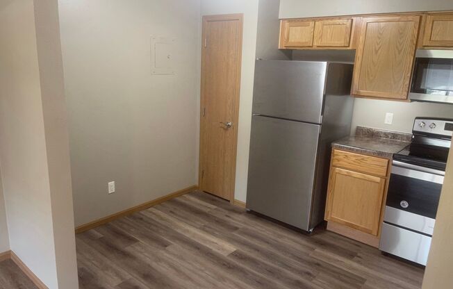 2 beds, 1 bath, $875, Unit #9