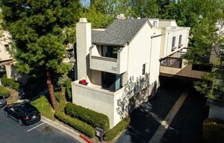 Beautifully Furnished 2 Bed/2.5 Bath Townhome in the Desirable Woodlands of La Jolla