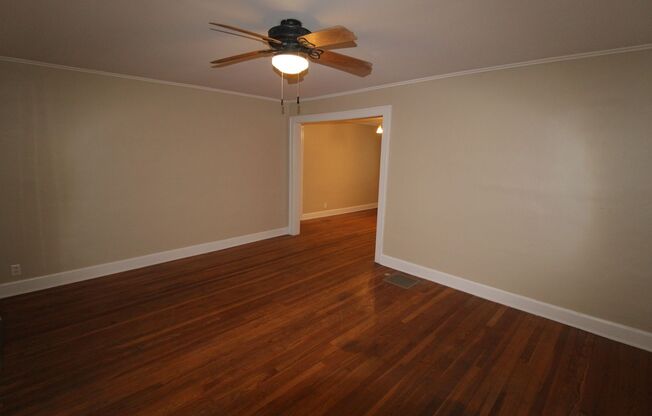 2 beds, 1 bath, $1,350, Unit 4007 BELL STREET